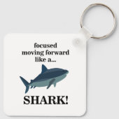 サメのように前進することに焦点を合わせたサメ キーホルダー (裏面)