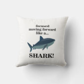 サメのように前進することに焦点を合わせたサメ クッション (裏面)