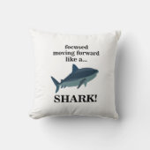 サメのように前進することに焦点を合わせたサメ クッション (正面)