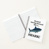 サメのように前進することに焦点を合わせたサメ ノートブック (内部)