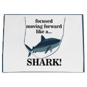 サメのように前進することに焦点を合わせたサメ ラージペーパーバッグ (正面)