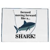 サメのように前進することに焦点を合わせたサメ ラージペーパーバッグ (裏面)