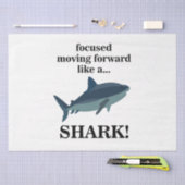 サメのように前進することに焦点を合わせたサメ 薄葉紙 (クラフト)