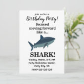 サメのように前進に焦点を当てたサメ誕生日 招待状 (スタンド正面)