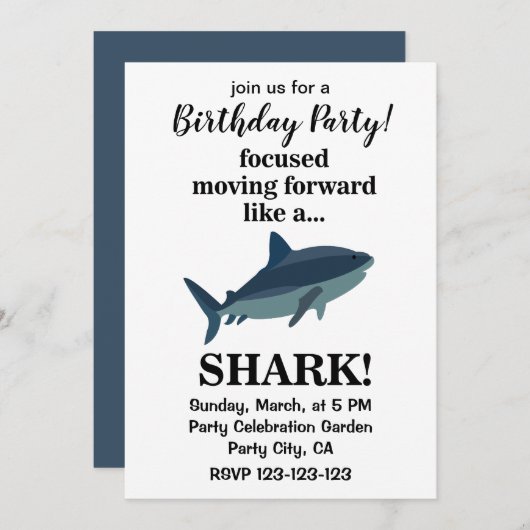 サメのように前進に焦点を当てたサメ誕生日 招待状 (正面/裏面)