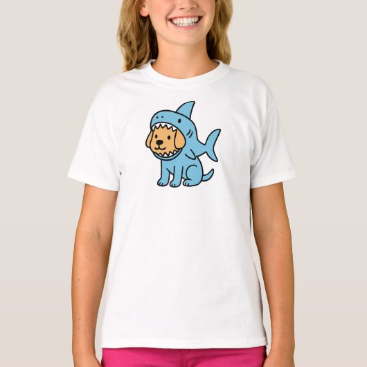 サメのコスプレをする犬 Tシャツ (正面)