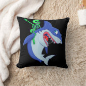 サメのハロウィンスケルトン乗りサメの恋人おもしろい クッション (ブランケット)