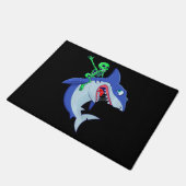 サメのハロウィーンの骸骨乗り場でサメが好おもしろいき ドアマット (アングル)