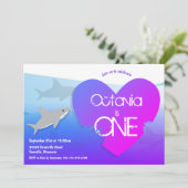 サメのパープルピンクのファーストバースデーパーティー招待状 招待状 (スタンド正面)