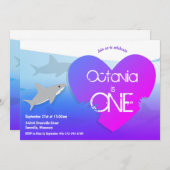 サメのパープルピンクのファーストバースデーパーティー招待状 招待状 (正面/裏面)