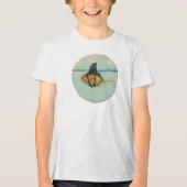 サメのヒレを持つ金魚 トライブレンドＴシャツ (正面)