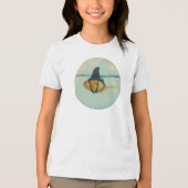 サメのヒレを持つ金魚 トライブレンドＴシャツ (正面)