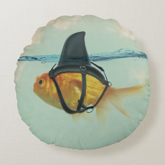 サメのヒレを持つ金魚 ラウンドクッション (正面)