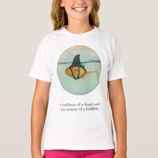 サメのヒレを持つ金魚 Tシャツ (正面)
