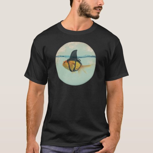 サメのヒレを持つ金魚 Tシャツ (正面)