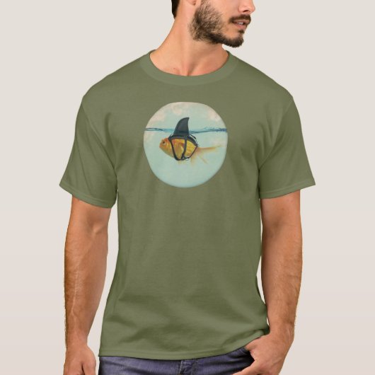 サメのヒレを持つ金魚 Tシャツ (正面)
