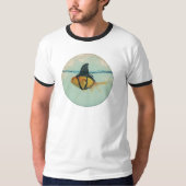サメのヒレを持つ金魚 Tシャツ (正面)