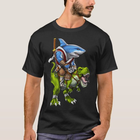 サメの侍がティラノサウルスに乗る Tシャツ (正面)