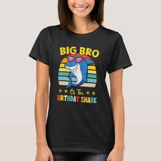 サメの兄貴 誕生日 ファミリー 誕生日 リトル Tシャツ (正面)