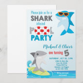サメの双子の男の子のプールパーティーの誕生日招待状 招待状 (正面/裏面)