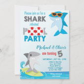 サメの双子プールパーティー誕生日招待状。 招待状 (正面)