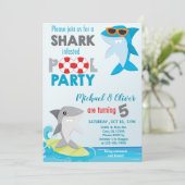 サメの双子プールパーティー誕生日招待状。 招待状 (スタンド正面)