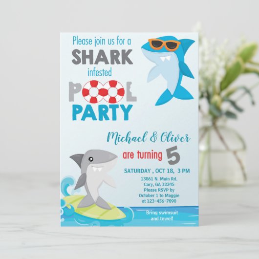 サメの双子プールパーティー誕生日招待状。 招待状 (スタンド正面)