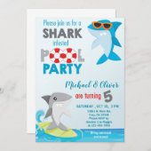 サメの双子プールパーティー誕生日招待状。 招待状 (正面/裏面)