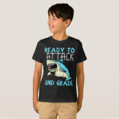 サメの子供たち、襲撃準備完了!2年生 Tシャツ (正面フル)