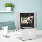 サメの攻撃は水から飛び出した3dスタイル シール (デスク上のノートパソコン)