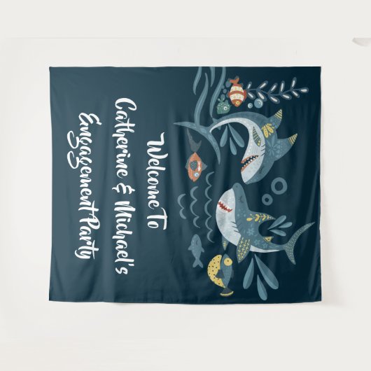 サメの新婚カップルがビーチでテーマにしたエンゲージメントパーティ タペストリー (正面(横))