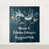 サメの新婚カップルがビーチでテーマにしたエンゲージメントパーティ タペストリー (正面)