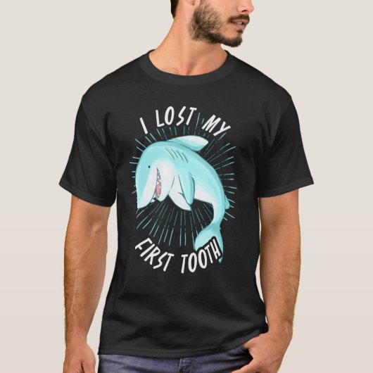サメの最初の歯が抜けた 海洋生物学者の服 Tシャツ (正面)