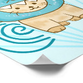 サメの格好をしたかわいいベージュの猫 水色の海をテーマにしたデザイン ポスター (角)
