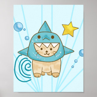 サメの格好をしたかわいいベージュの猫 水色の海をテーマにしたデザイン ポスター