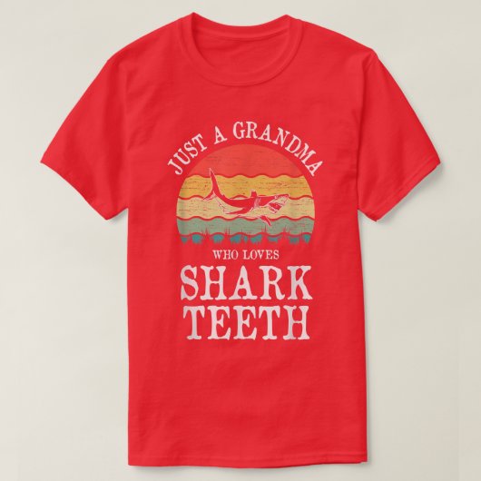 サメの歯を愛するおばあちゃん Tシャツ (デザイン正面)