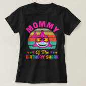 サメの母のママ誕生日マッチングファミリー Tシャツ (デザイン正面)