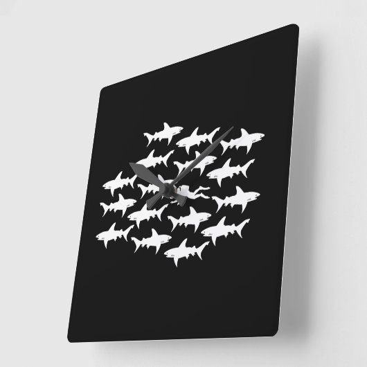 サメの群れと泳ぐスキューバダイバー スクエア壁時計 (傾斜)