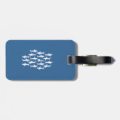 サメの群れと泳ぐスキューバダイバー ラゲッジタグ (裏面横)