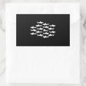 サメの群れと泳ぐスキューバダイバー 長方形シール (バッグ)