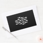 サメの群れと泳ぐスキューバダイバー 長方形シール (封筒)