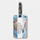 サメの衣装を着たゴルデンドル ラゲッジタグ (裏面縦)