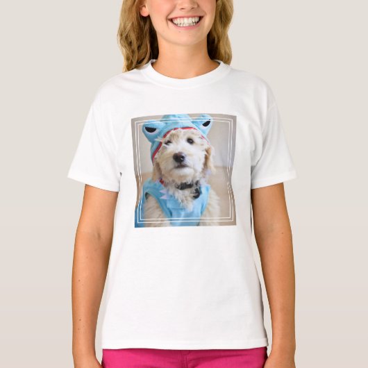 サメの衣装を着たゴルデンドル Tシャツ (正面)