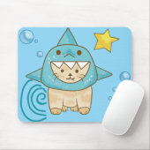 サメの衣装を着た可愛いベージュ猫アクアシーをテーマにした海 マウスパッド (マウス)
