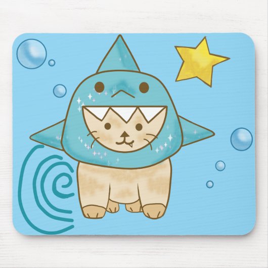 サメの衣装を着た可愛いベージュ猫アクアシーをテーマにした海 マウスパッド (正面)