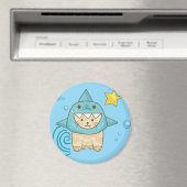 サメの衣装を着た可愛いベージュ猫アクアシーをテーマにした海 マグネット (インサイチュ (食洗機))