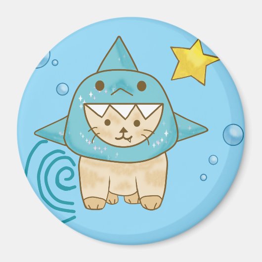 サメの衣装を着た可愛いベージュ猫アクアシーをテーマにした海 マグネット (正面)