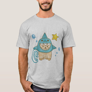 サメの衣装を着た可愛いベージュ猫アクアシーTシャツ Tシャツ