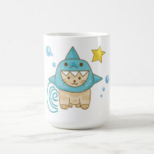 サメの衣装を着た可愛いベージュ猫、アクアシーをテーマにしたアイテム