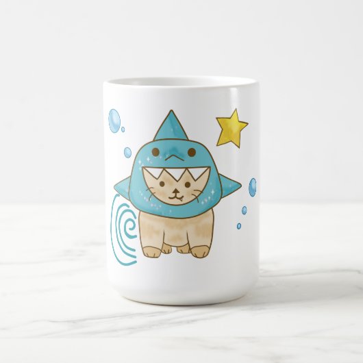 サメの衣装を着た可愛いベージュ猫、アクアシーをテーマにしたアイテム コーヒーマグカップ (中央)